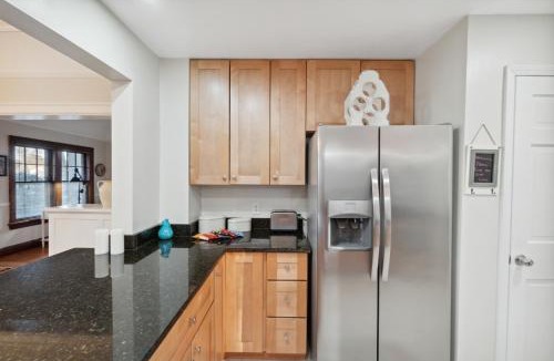 Ottawa Hills House | Exclusive Ottawa Hills Private Home, Garage, WD, Gourmet Equipped kitchen, Netflix