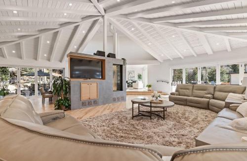 Olympus Cove Apartment | Exclusive Resort Escape - Heated Pool, Spa & Pickleball