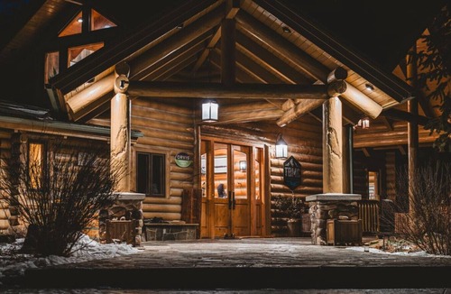 Grantsdale House | Exclusive Riverfront Lodge