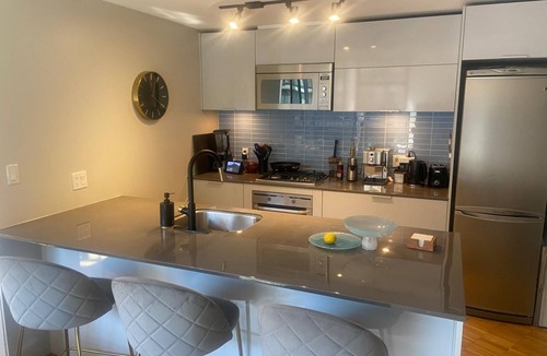 Gastown Apartment | Executive 2-bed Suite Downtown near Canada Place & Rogers Arena - Free Parking