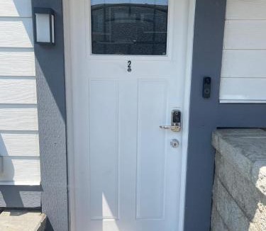 New Westminster House | Executive 2 Bedroom Garden Suite Free Parking - Save on Long Stays!