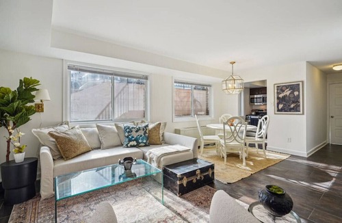 Aurora Highlands Apartment | Executive King Suite/5 min to DCA Pentagon HQ2/Free Parking