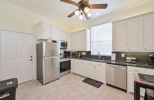 Cedar Hill Apartment | ★Executive Lakeside Estate★Front-Attached Apt Only