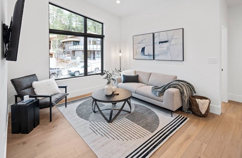 Colwood Apartment | Executive Olympic View Retreat