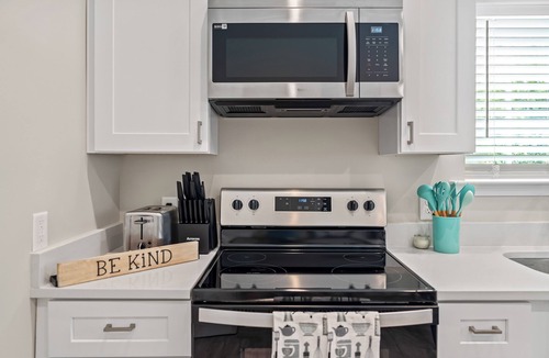 Kings Mountain House | Executive Room C - Private Bath, Desk, Fast WiFi for Monthly Stays