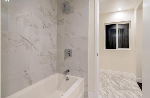 Oakland Apartment | Executive Stay Inn free parking
