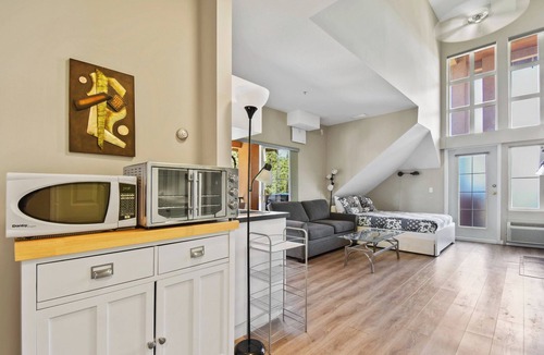 Quail Ridge Apartment | Executive Studio With Vaulted Ceilings and Kitchenette- 314B