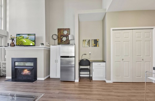 Quail Ridge Apartment | Executive Studio With Vaulted Ceilings and Kitchenette- 314B
