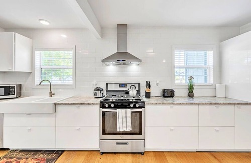 Royal Oak House | Executive Suite - Prime Location - Sleeps 6 - Downtown