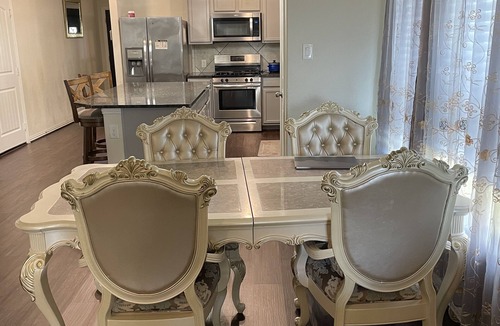 Katy House | Exotic home with access to pool , shopping and more