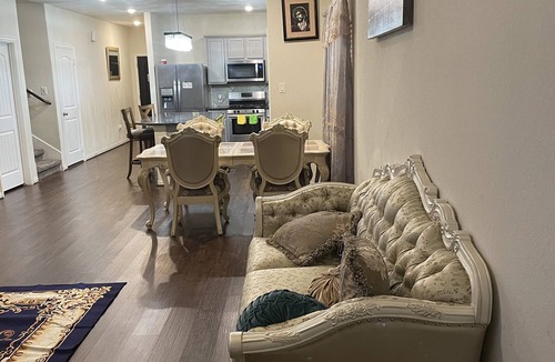 Katy House | Exotic home with access to pool , shopping and more