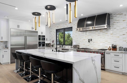 Los Angeles County House | Expansive Coldwater Estate: 8 BR, Pool, Pickleball