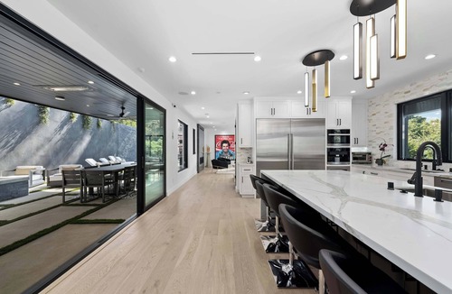 Los Angeles County House | Expansive Coldwater Estate: 8 BR, Pool, Pickleball