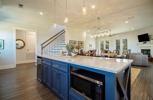 Pass Christian House | EXPANSIVE PORCH-Gulf Breezes-Beach Views & Gorgeous Oak tree