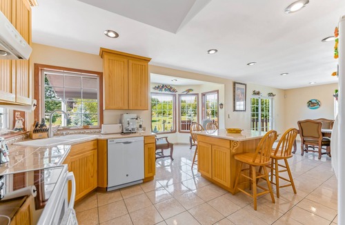 East Wenatchee House | Expansive Spanish-style home with two decks, grill, private W/D, & fast WiFi