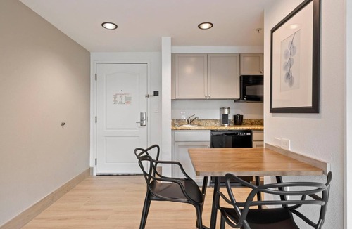 FM 1960 Hotel | Experience a Quiet Room & Outdoor Pool for a Perfect Relaxing Adventures