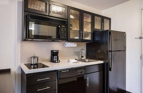Troy Hotel | Experience Comfort and Convenience in the Detroit Area Near Hunter Park!