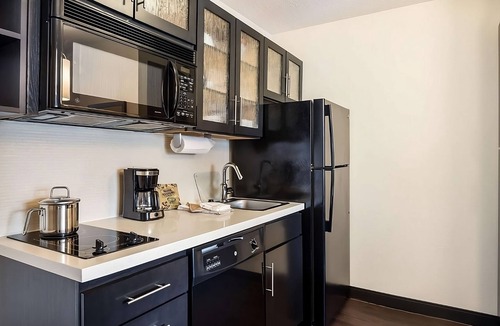 Troy Hotel | Experience Comfort and Convenience in the Detroit Area Near Hunter Park!