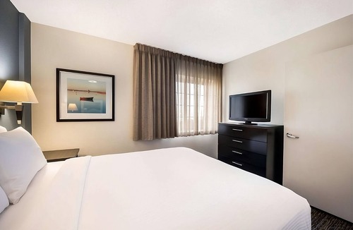 Troy Hotel | Experience Comfort and Convenience in the Detroit Area Near Hunter Park!
