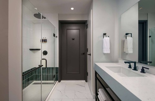 North Capitol Street Hotel | Experience Soothing Moments & Luxury! Comfortable & Pet-friendly Room with View!