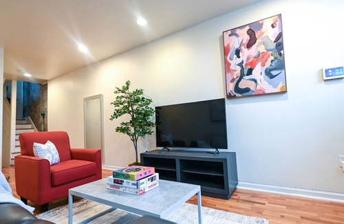 Downtown Baltimore House | Experience waterfront living near the National Aquarium