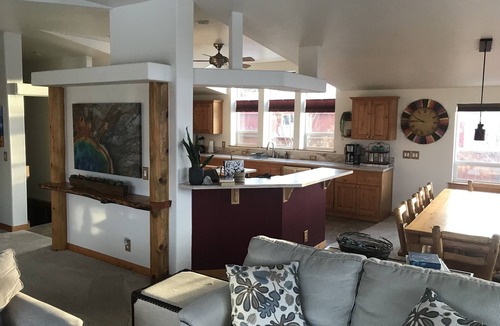 Gardiner House | Experience Yellowstone Year-Round: Ample Space for Large Groups to Enjoy Views!
