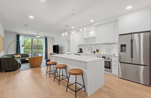 South Lamar Apartment | Experience Zilker & South Lamar from The Code | Private Balcony w/Pool, Bar