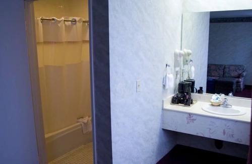 Old Town House | Explore Harbor Island! 2 Family-friendly Units w/ Free Breakfast, Great Location