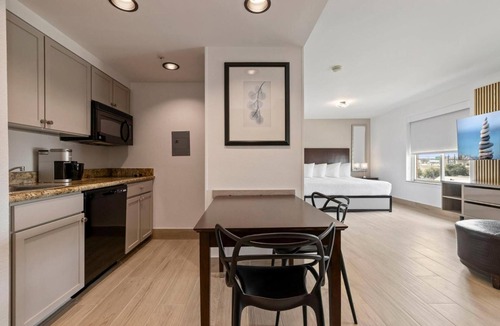 FM 1960 Hotel | Explore Houston’s Attractions from a Quiet Room, Perfect for a Relaxing Stay