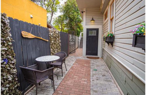 King William House | Exquisite Studio Guesthouse Near Downtowns Core