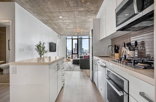 Connaught Apartment | Exquisite Style | POOL, VIEWS & PRKG | Sleeps 4