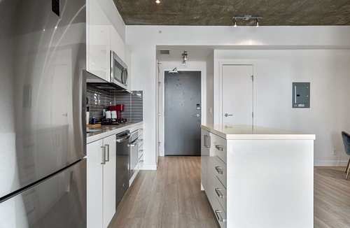 Connaught Apartment | Exquisite Style | POOL, VIEWS & PRKG | Sleeps 4