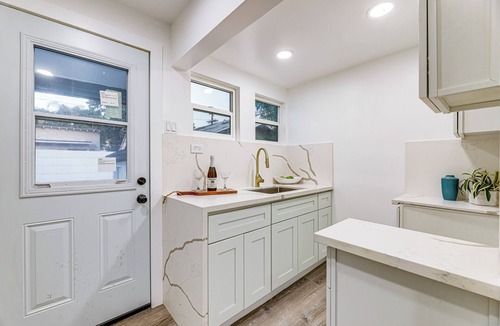 Los Angeles House | Extended Stay in LA! Cozy Home 3 Mi to Downtown