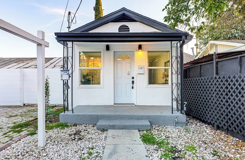 Los Angeles House | Extended Stay in LA! Cozy Home 3 Mi to Downtown