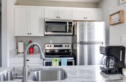 Richmond House | Extended Stay: The Sunny Cottage at Byrd Park!