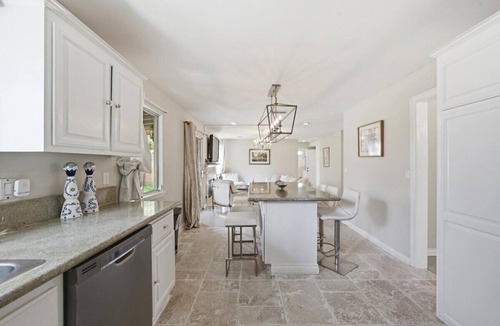 Lomita House | Extravagant Villa Near Beach & Hot Spots
