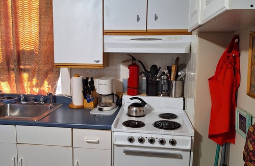 Petworth Apartment | Fabulous-2-Rooms Studio In A Washington DC Townhome with AC, WiFi, TV/Kitchen.