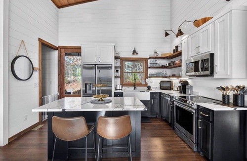 Mineral Bluff Ski Chalet | Fabulous 3-bedroom chalet with hot tub and year round mtn views! Luxe & modern!