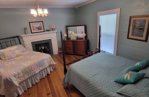 Stokes House | Fabulous 3-bedroom Farmhouse Minutes from Hanging Rock State Park
