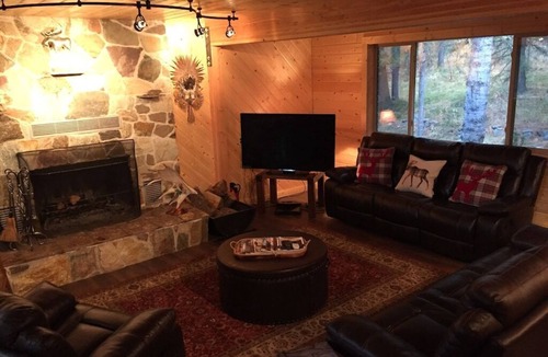 West Yellowstone Cabin | FABULOUS Remodel with Private Hot Tub, & more! Ten minutes to Yellowstone NP!