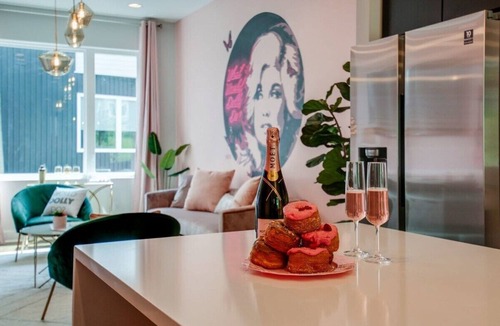 Nashville House | Fall rooftop views, Opry karaoke lounge, chef’s kitchen near Broadway
