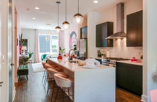 Nashville House | Fall rooftop views, Opry karaoke lounge, chef’s kitchen near Broadway