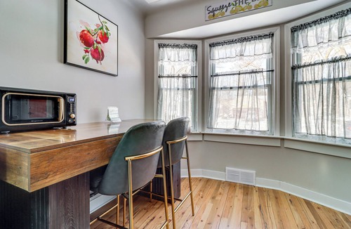 Berkley House | Families Welcome! Colorful Berkley Home w/Yard