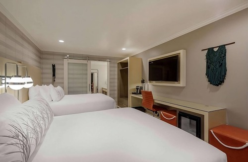 Old Town House | Family and Friends Getaway! Four Sleek Units, Relaxing patio, Gym, Free Parking