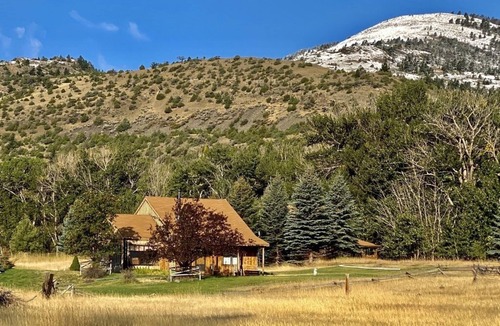 Emigrant Cabin | Family/dog-friendly cabin, heart of Paradise Valley, 30 min north of Yellowstone