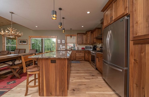 Lazy Acres Cabin | Family-friendly lodge + Fire pit + Hot tub + Heated garage + 3 On-suite bedrooms