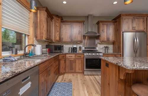 Lazy Acres Cabin | Family-friendly lodge + Fire pit + Hot tub + Heated garage + 3 On-suite bedrooms