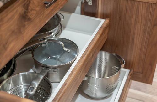 Lazy Acres Cabin | Family-friendly lodge + Fire pit + Hot tub + Heated garage + 3 On-suite bedrooms