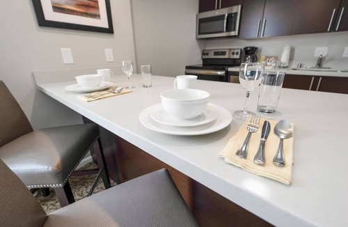 Newark Hotel | Family-Friendly 1BR Suite w/Kitchen + Living Area Near Newpark Mall + Breakfast