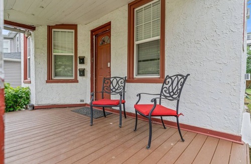 Bala-Cynwyd Apartment | Family Friendly 2 Floor 2 BR Apt [Sunflower Stay]